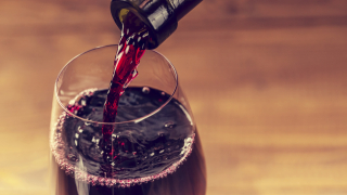 Вижте как можете да отворите бутилка вино без тирбушон (ВИДЕО) 
