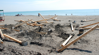 Бутнаха незаконни заведения на плажа в Бургас 