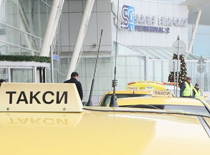 Работата намаля наполовина, оплакват се таксиджиите на Летище София