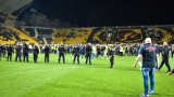 Повече от час феновете не позволиха на футболистите на Ботев (Пловдив) да напуснат "Колежа"