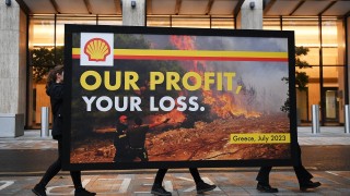 Гигантски фалшив рекламен билборд беше издигнат от протестиращи от Greenpeace