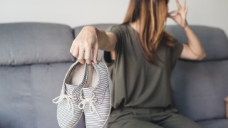 Как да се справим с миризливите обувки