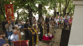 Десетки родители с деца се включиха в шествие в подкрепа