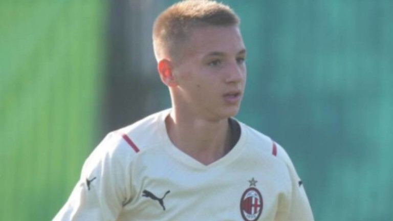 13-годишният нападател от школата на Милан - Франческо Камарда се