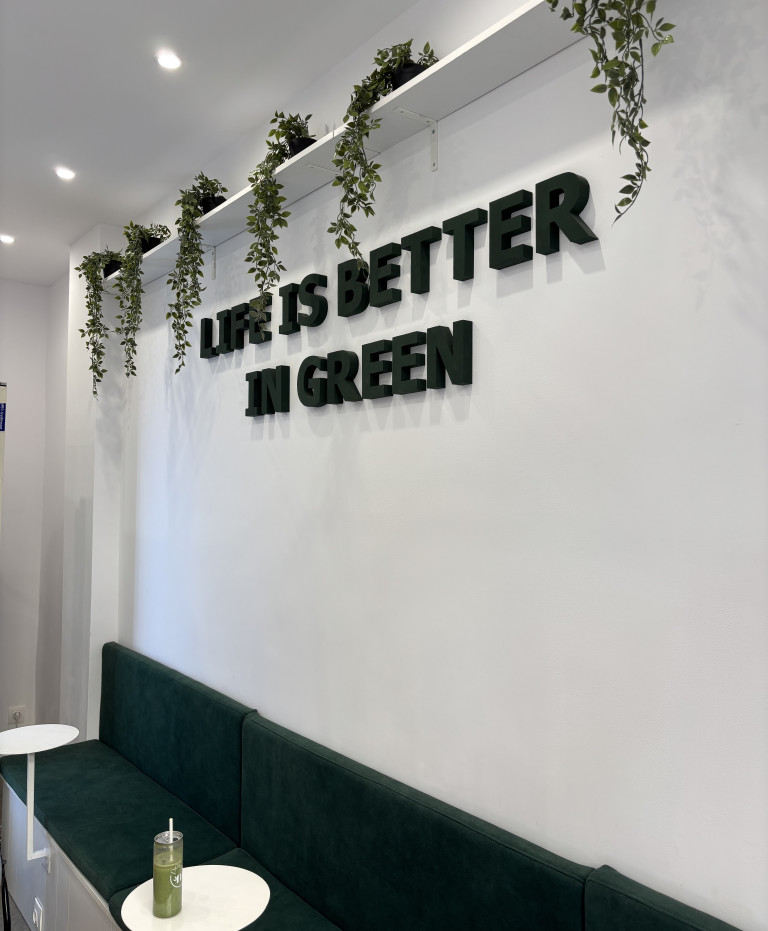 Интериорът на Pop up Matcha e модерен и изчистен, а атмосферата - релаксираща