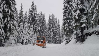 Сняг блокира за часове служители на пещера Леденика