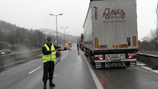 Снегът затвори за камиони прохода "Троян-Кърнаре"