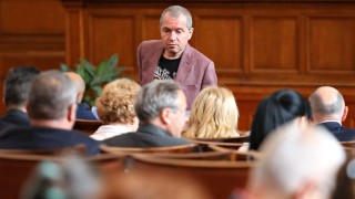 Депутатите викат отново Петков, раздвоени дали се крие като мишка или като заек