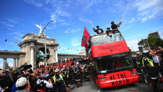 Двама души откриха стрелба по време на шампионския парад на