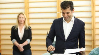 Бившият премиер Кирил Петков подаде своя вот за можеща България