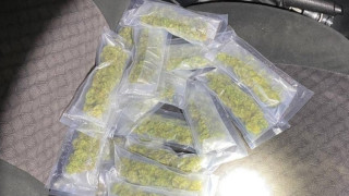 Полицията хвана двама мъже в момент на сделка с наркотици