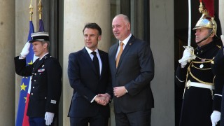 Министър председателят Росен Желязков пристигна в Париж където ще участва в