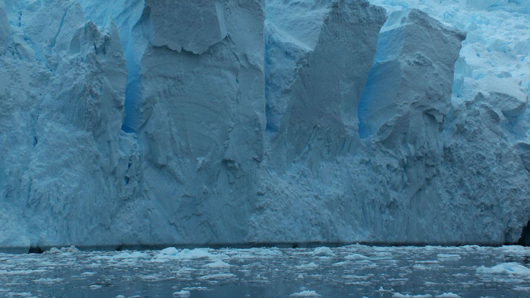 Ледът на Антарктида вероятно крие слой от железни метеорити