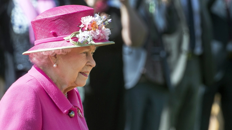 Британската кралица хваната да нарича китайските власти "много груби"
