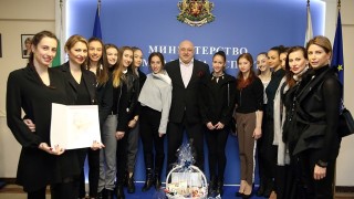 Министър Кралев с коледен подарък от националките по художествена гимнастика