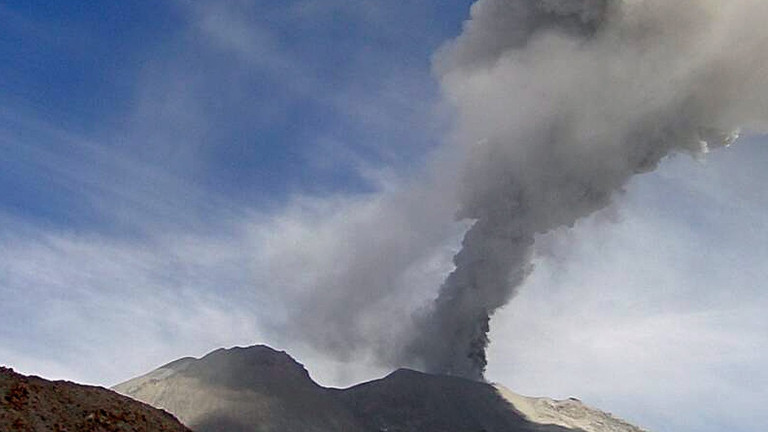 Два вулкана изригнаха едновременно в Перу