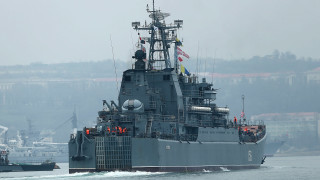 Руски военен кораб рано в петък два пъти навлезе в