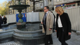 Кметът на София Йорданка Фандъкова инспектира фонтана на площад Славейков