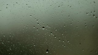 Жълт и оранжев код за силен дъжд и бурен вятър