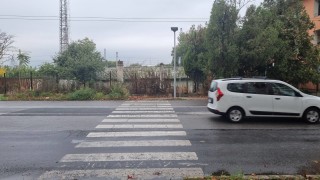 Кола блъсна жена и дете на пешеходна пътека в Бургас
