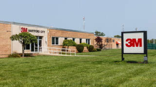 Американската компания 3M чийто най известен продукт е марката лепенки Scotch