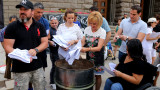 Мая Манолова изгори изборни протоколи пред ЦИК