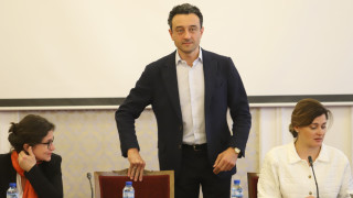 Депутатите от Продължаваме промяната гледат с удоволствие и забава сериала