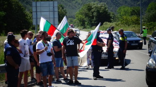 Трети ден протестиращи са разположили палатки на пътя Стара Загора