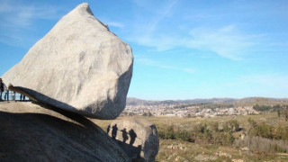 Феноменът падащи балансирани скали и камъни е разпространено чудо на