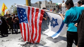 Стотици хиляди в Иран скандират "Смърт на Израел и Америка", горят знамената им