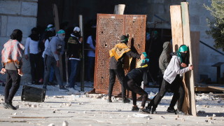 Най малко 152 палестинци са били ранени при днешните сблъсъци