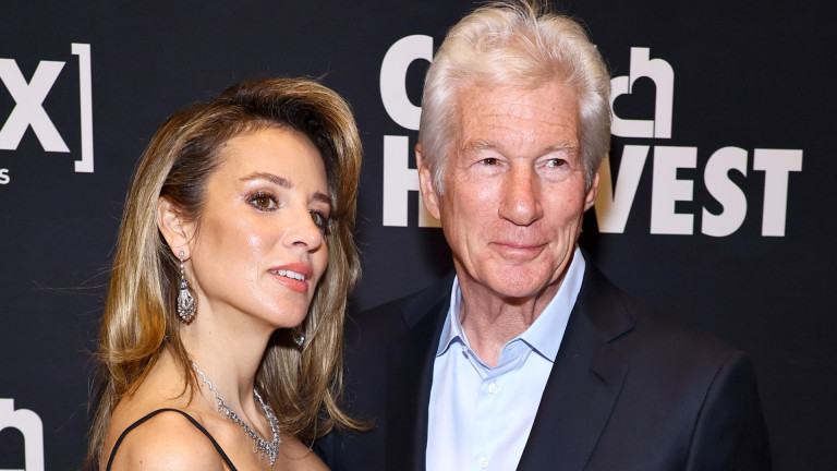 Как се забавлява Ричард Гиър с младата си съпруга