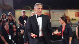 През юли Джордж Клуни публикува статия за New York Times в