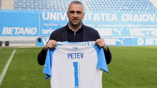Българският треньор на Университатя Крайова Ивайло Петев натрупа вече седем