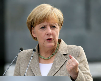 Меркел осъди "отвратителното" насилие срещу бежанците в страната