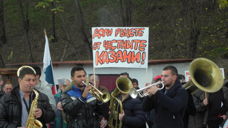 "Долу ръцете от частните казани", изригнаха протестиращи на пътя за Гърция 