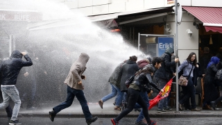 Водни оръдия и сълзотворен газ срещу протестиращи в Истанбул