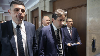 И ДБ атакува ПБ: Тежък фалстарт за Румен Радев