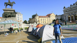 20-ина протестиращи причакаха депутатите пред НС