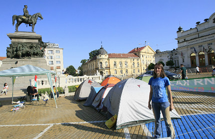 20-ина протестиращи причакаха депутатите пред НС