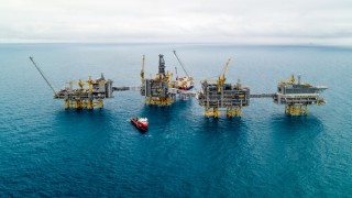 Търсенето на сондажни платформи за добив на петрол в морето