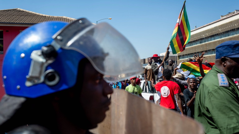 Протестите срещу по-скъпите горива в Зимбабве взеха жертви