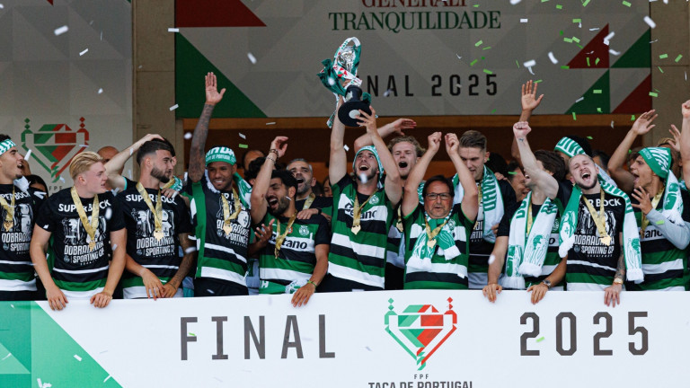 Играчите на Sporting CP празнуват спечелването на Taça de Portugal (Купата на Португалия) за 2025 г.