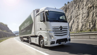 Производителят на Mercedes влага €2.6 милиарда в електрически камиони