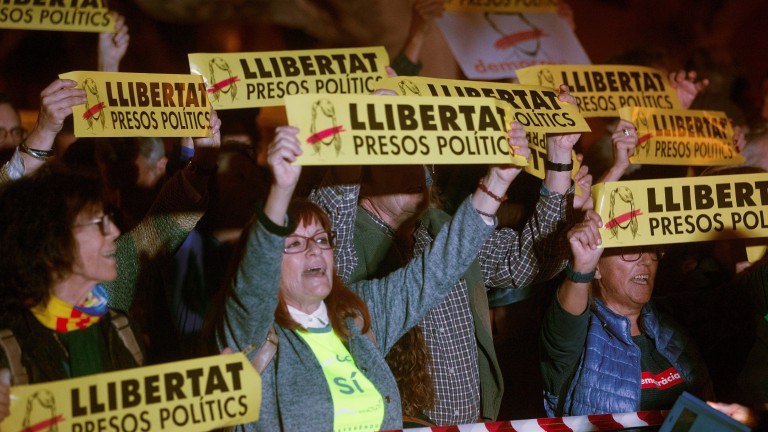 Хиляди каталунци на протест след арестите на лидерите им 