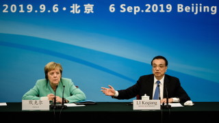 Меркел в Пекин: Трябва да се гарантират правата и свободите на Хонконг