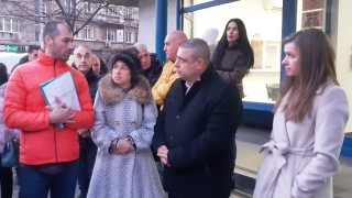 На протест излязоха жителите на селата Гълъбовци Гургулят и Ракита