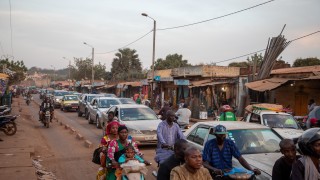 Франция намалява броя на дипломатическия си персонал в Мали поради