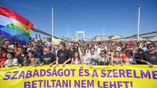 Десетки хиляди протестиращи преминаха през столицата на Унгария Будапеща в
