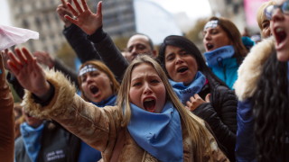 Губернаторът на Алабама Кей Айви в сряда подписа противоречивия закон